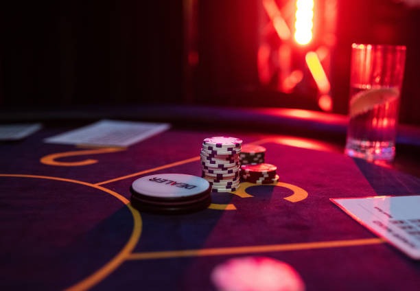 AduQ table layout showing dealer button and betting positions